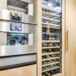 Wijnklimaatkast in modern interieur met wijnflessen en sfeerverlichting