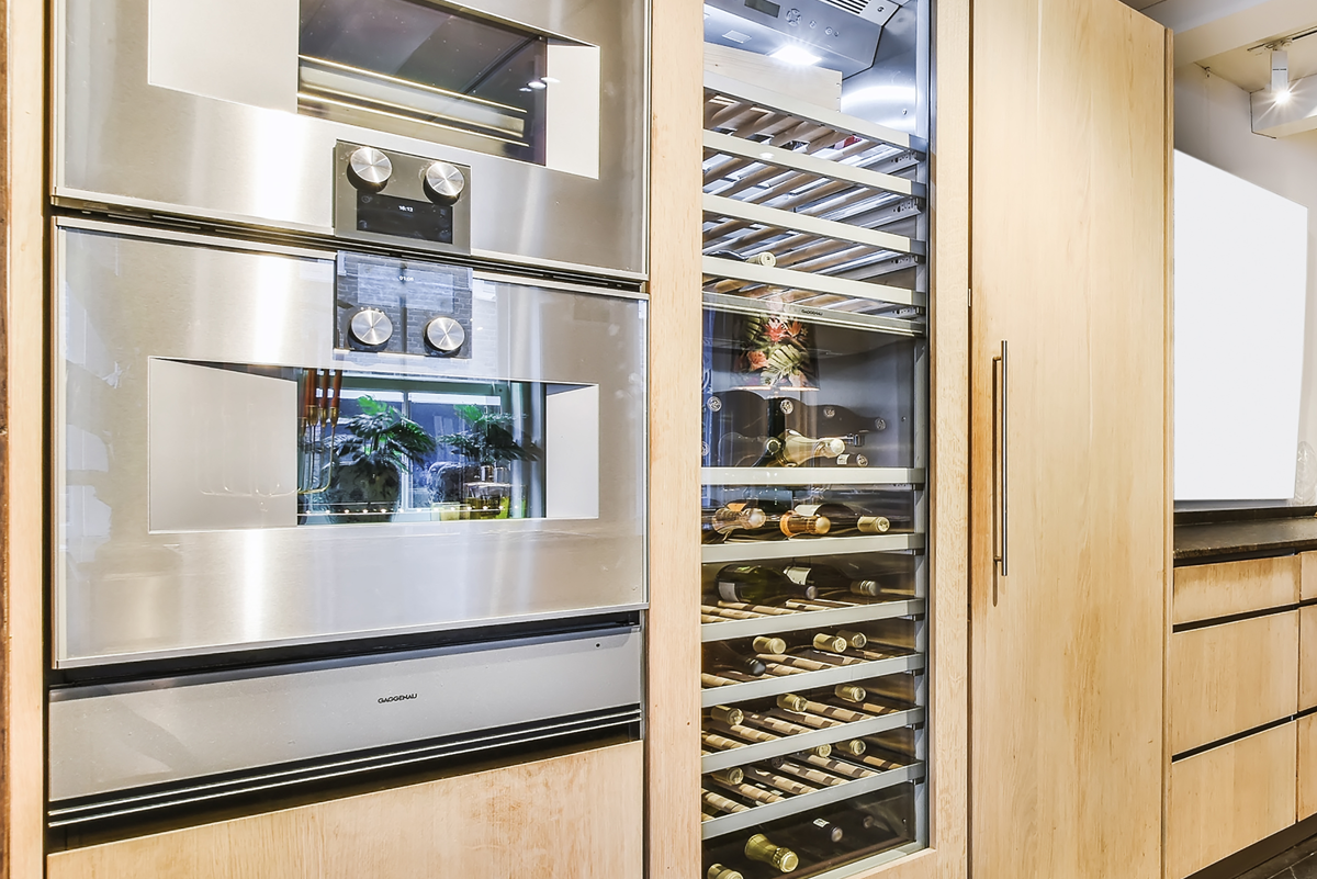 Wijnklimaatkast in modern interieur met wijnflessen en sfeerverlichting